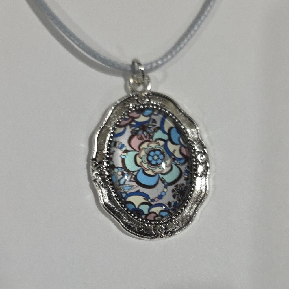 Vintage-Style Silver Floral Oval Pendant Necklace – Blue Pattern Art Charm, 18" - Picture 5 of 9